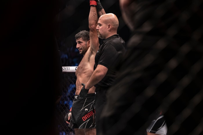 Beneil Dariush (red gloves) defeats Mateusz Gamrot (blue gloves) during UFC 280 at Etihad Arena.
